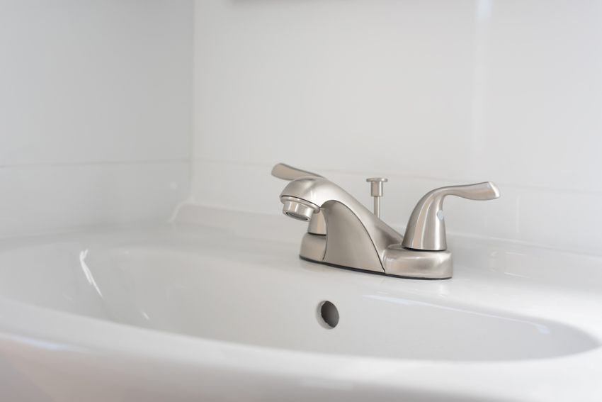 Center set type faucet